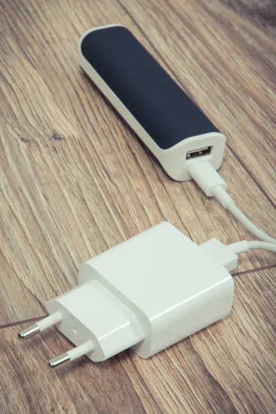 白色充电器和外部动力库 用于充电空的智能手机或其他设备电池 — 图库照片