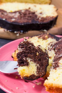 Kakao ve çikolata kremalı taze hamur mayası. Tatlı nefis.