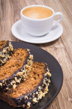 Taze pişmiş kabak hamuru ve bir fincan beyaz kahve. Tatlı nefis.