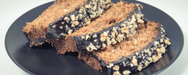 Fındık ve kuru üzümlü kabaktan yapılmış taze pişmiş hamur işi. Lezzetli tatlı. Beyaz arkaplan