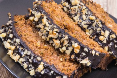 Fındıklı kabak ve siyah tabakta kuru üzümlü taze fırınlanmış hamur işi. Tatlı nefis.