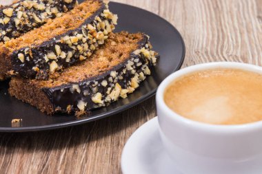 Kabak ve bir fincan kahveden yapılmış taze pişmiş hamur işi. Tatlı nefis.