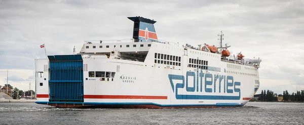Swinoujscie West Pomeranian ポーランド 2022年7月15日 YstadからSwinoujscieの港に入る途中のMazoviaフェリーで見る スウェーデンからの乗客と車 — ストック写真