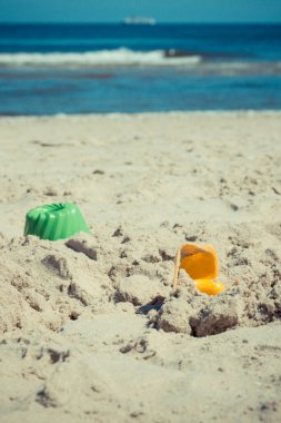 Çocuklar dinlenmek ya da kumsalda oynamak için plastik oyuncaklar. Yaz, tatil ve çocuk gelişimi