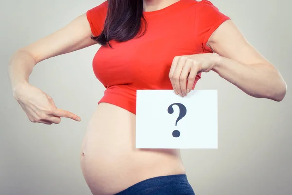 Zwangere Vrouw Met Een Witte Kaart Met Vraagteken Verwachte Geboorte — Stockfoto