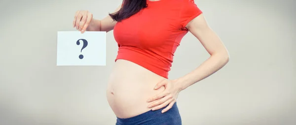 Zwangere Vrouw Met Een Witte Kaart Met Vraagteken Verwachte Geboorte — Stockfoto