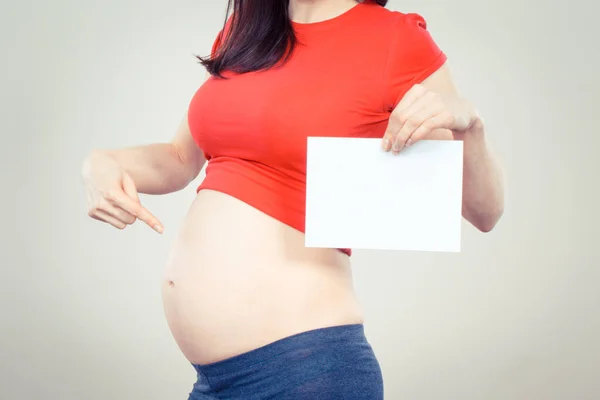 Zwangere Vrouw Met Lege Witte Kaart Voor Tekst Verwacht Voor — Stockfoto