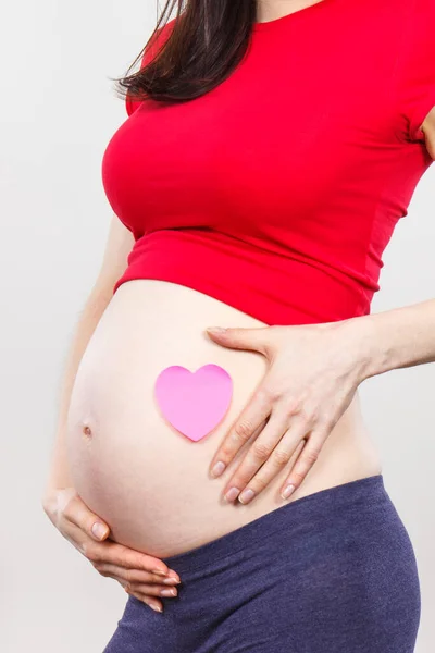 Kvinnan Gravid Visar Rosa Hjärta Magen Väntar Nyfödda Utöka Familjen — Stockfoto