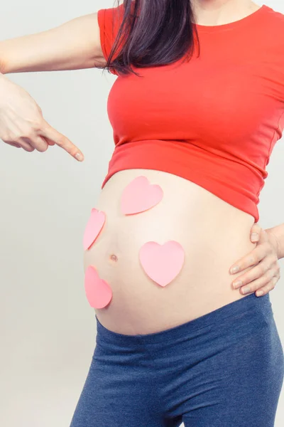 Gravid Kvinna Som Visar Rosa Hjärtan Magen Väntar Nyfödda Utöka — Stockfoto