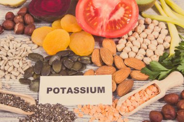 Doğal potasyum, K vitamini, mineraller ve beslenme lifleri içeren sağlıklı besleyici yiyecekler.