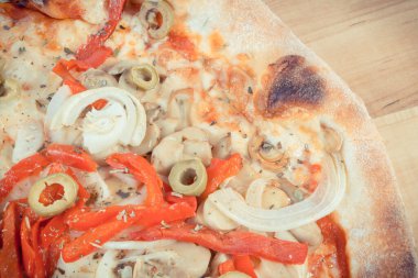 Sebze ve baharatlı taze vejetaryen pizza. İtalyan mutfağı. Fast food