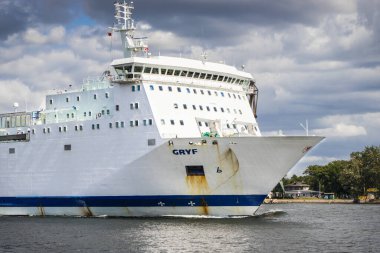 Swinoujscie, Batı Pomeranian - 15 Temmuz 2022: Trelleborg 'dan Swinoujscie' ye giden feribot feribotu Gryf 'in yolcuları ve arabaları görülüyor. Baltık Denizi 'nden Nakliye