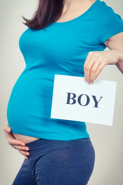 Zwangere Vrouw Met Een Witte Kaart Met Inscriptie Jongen Verwacht — Stockfoto