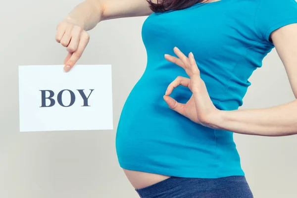 Zwangere Vrouw Met Witte Kaart Met Inscriptie Jongen Teken Verwacht — Stockfoto