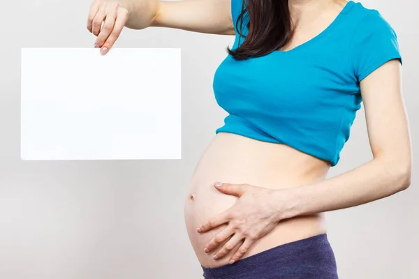 Έγκυος Γυναίκα Κρατώντας Άδεια Λευκή Κάρτα Για Κείμενο Περιμένω Νεογέννητο — Φωτογραφία Αρχείου