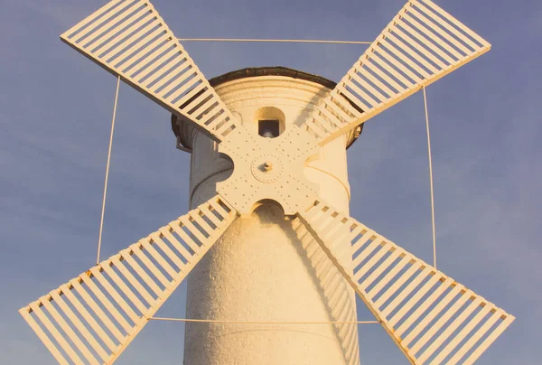 Swinoujscie West Pomeranian ポーランド 2021年6月14日 風車の日没時の景色Stawa Mlyny 特徴的なナビゲーションマークと灯台 — ストック写真