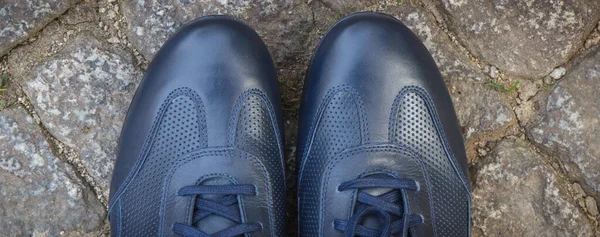 道路や岩や石で作られた歩道上の男性のための快適なカジュアルネイビーブルーの革の靴 男性用履物 — ストック写真