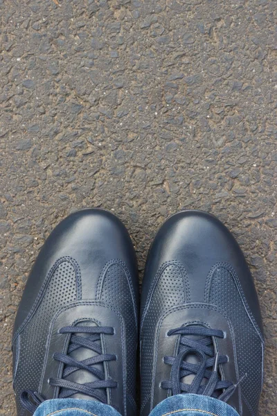 Asfalt Yolda Patikada Rahat Lacivert Deri Ayakkabılar Erkek Ayakkabısı Metin — Stok fotoğraf