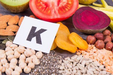 Doğal K vitamini, potasyum ve mineral içeren çeşitli besin maddeleri