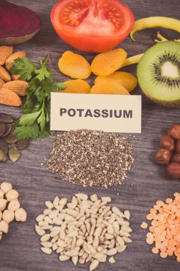 Kaynak olarak çeşitli besin maddeleri doğal mineraller, potasyum, K vitamini ve beslenme lifleri