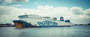 Swinoujscie, Batı Pomeranya - 13 Haziran 2021: Cracovia feribotu yolcuları ve arabaları Swinoujscie limanından Ystad 'a giderken görüntüleyin. Baltık Denizi 'nden Nakliye