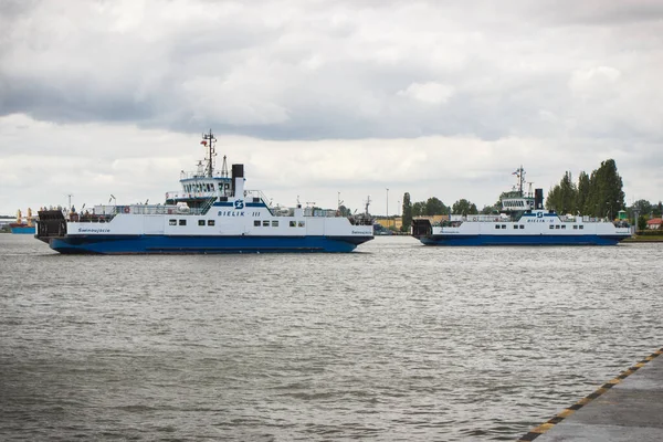 Swinoujscie, Batı Pomeranya - Polonya - 13 Haziran 2021: Bielik vapuru II ve III. Swina Nehri 'ni geçen feribot noktası.