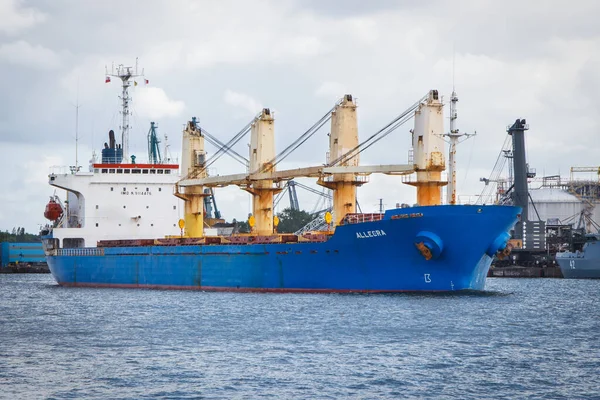 斯威诺吉西 西波美拉尼亚 2021年6月13日 用于运输不同货物和产品的散装货船Allegra Swinoujscie港的起重机背景 — 图库照片