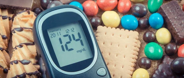 Şeker Seviyesini Kontrol Etmek Için Glikoz Ölçer Bol Miktarda Şeker — Stok fotoğraf