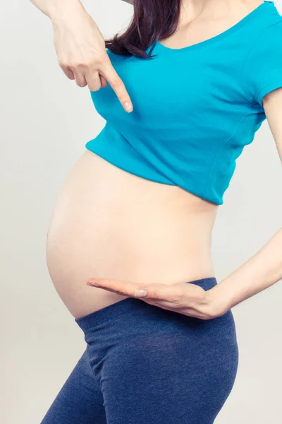 Mujer Embarazada Mostrando Mano Vacía Para Texto Diferentes Productos Esperando — Foto de Stock