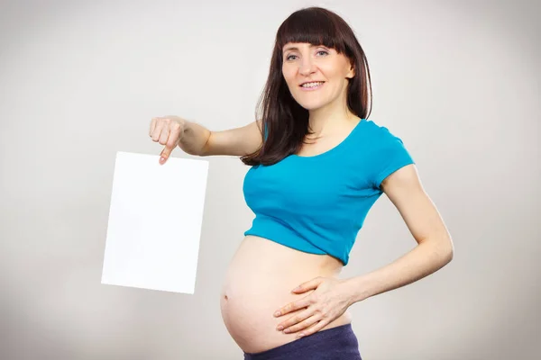 Ευτυχισμένη Χαμογελαστή Γυναίκα Έγκυο Κρατώντας Άδεια Λευκή Κάρτα Για Κείμενο — Φωτογραφία Αρχείου