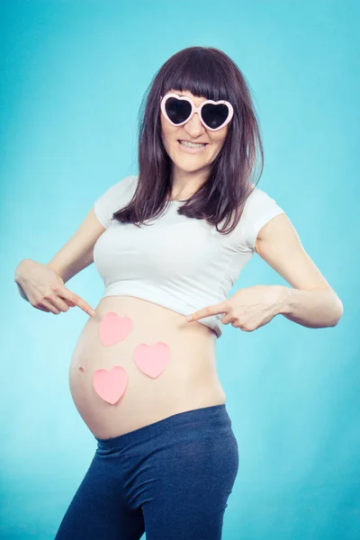 Vrolijk Lachende Zwangere Vrouw Met Roze Harten Haar Buik Verwacht — Stockfoto