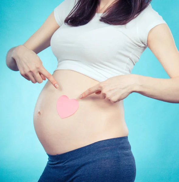 Een Zwangere Vrouw Met Een Roze Hart Haar Buik Verwacht — Stockfoto