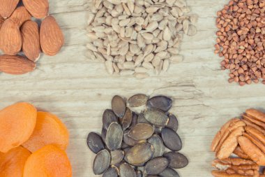 Sağlıklı besleyici yiyecekler ve doğal çinko ve diğer vitamin ve mineraller içeren çeşitli malzemeler.