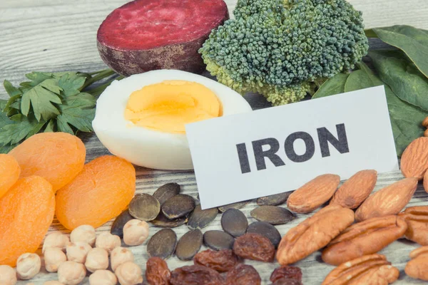 含天然铁 矿物质和维生素的营养成分 最好的食物与贫血斗争 健康饮食 — 图库照片