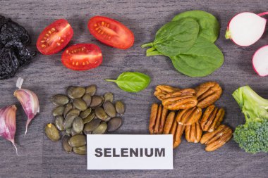 Doğal selenyum, diyet lifleri ve diğer çeşitli vitamin ve mineraller içeren sağlıklı yiyecekler. Siyah tahta arkaplan