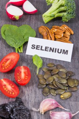 Doğal selenyum, diyet lifleri ve diğer çeşitli vitamin ve mineraller içeren sağlıklı yiyecekler. Siyah tahta arkaplan