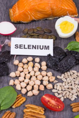 Selenyum, diyet lifleri ve diğer vitaminler ve mineraller içeren besleyici sağlıklı yiyecekler.