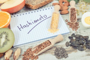 Üzerinde hashimoto yazıları ve sağlıklı tiroid için en iyi malzeme veya ürünler olan not defteri. Doğal mineraller ve vitaminler içeren yiyecekler
