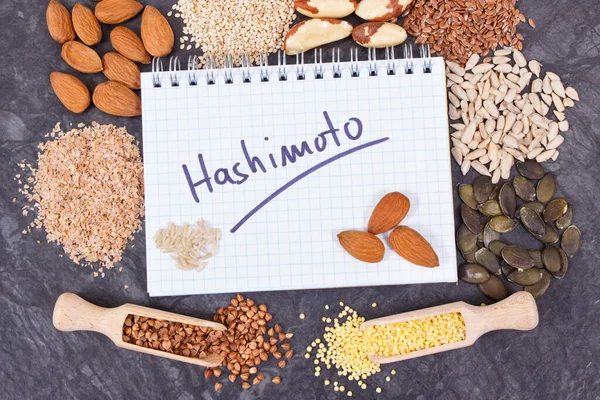 stock image Notepad with inscription hashimoto and best nutritious ingredients for healthy thyroid