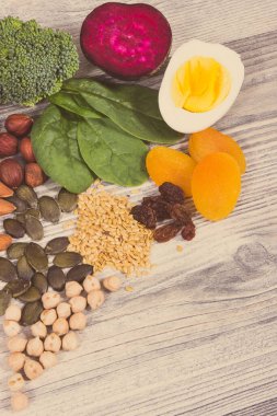 Doğal demir, mineral ve vitamin içeren besin maddeleri. Anemi ile savaşmak için en iyi yiyecek. Sağlıklı beslenme