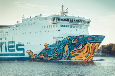 Swinoujscie, Batı Pomeranya - 15 Temmuz 2022: Gündoğumunda Krakovia feribotundan Swinoujscie limanına giriş. Yolcuları ve arabaları taşı