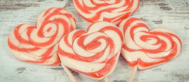 Kırsal kesimde kalp şeklinde tatlı renkli bir lolipop. Doğum günü sürprizi, sevgililer günü ya da diğer farklı durumlar için.