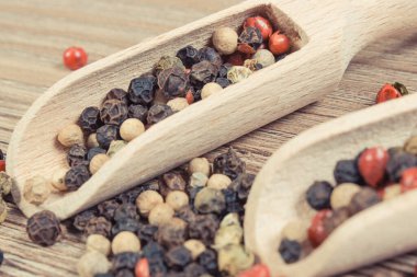 Ahşap tahtada renkli biber. Baharat pişirmek için kullanılır. Kokulu çeşni.
