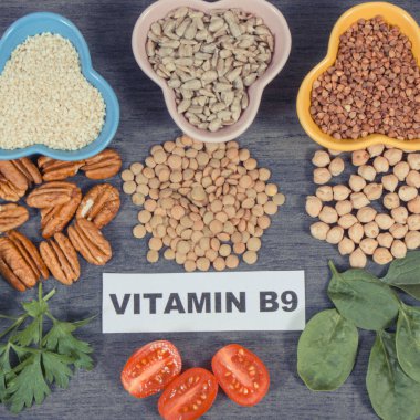 Kaynak olarak sağlıklı besleyici ürünler veya malzemeler doğal B9 vitamini, beslenme lifleri ve diğer çeşitli mineraller
