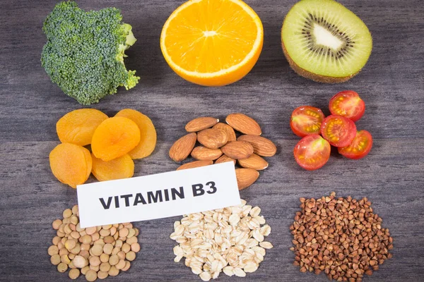 B3 vitamini ve mineraller içeren sağlıklı doğal bileşenler. Besleyici yiyecekler. Koyu arkaplan