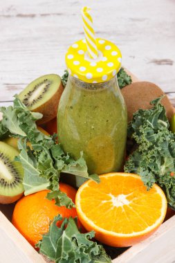Doğal vitamin ve mineraller içeren sağlıklı bir tatlı olarak meyveli taze yeşil kokkuyruk ve sebzeler.