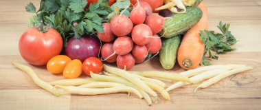 Doğal mineraller ve vitaminler içeren taze olgun sebzeler. Zayıflamak ve diyet yapmak için en iyi yiyecek.