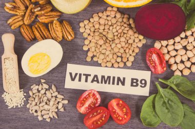 Doğal B9 vitamini, mineraller ve beslenme lifleri içeren ürünler ve malzemeler. Sağlıklı besleyici yiyecekler