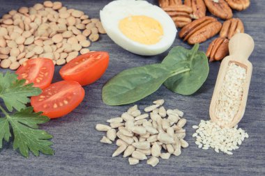 Doğal B9 vitamini, mineraller ve beslenme lifleri içeren ürünler ve malzemeler. Sağlıklı besleyici yiyecekler