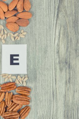 Doğal E vitamini ve diğer mineraller olarak besleyici gıdalar. Sağlıklı beslenme. Metin veya yazı için boşluk kopyala